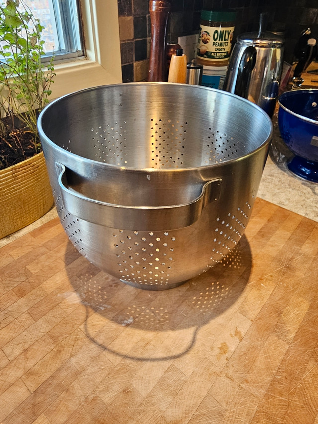 stainless steel colander sieve kitchen strainer in Kitchen & Dining Wares in Edmonton - Image 3