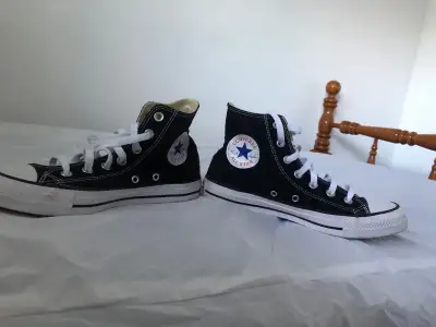 Brand new never worn woman’s Converse size 8