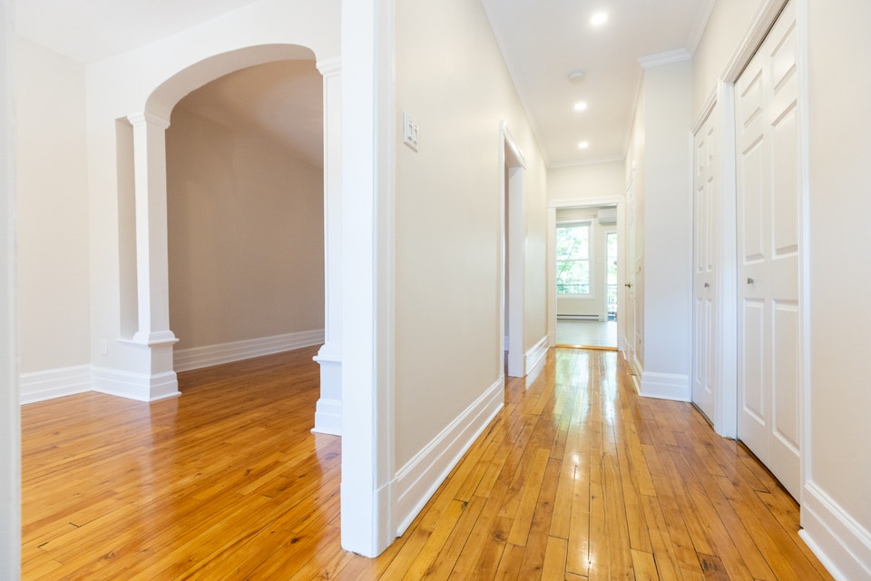 Large Ground Floor with Yards in Verdun - Grand RDC avec Cours 3