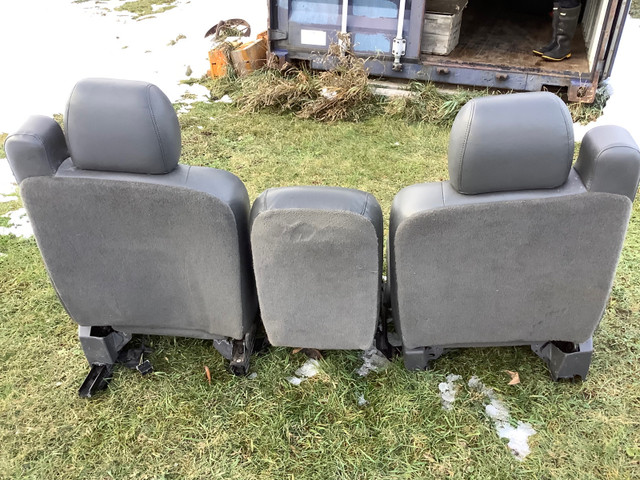 GMC/CHEVY FRONT SEATS in Other Parts & Accessories in Portage la Prairie - Image 2