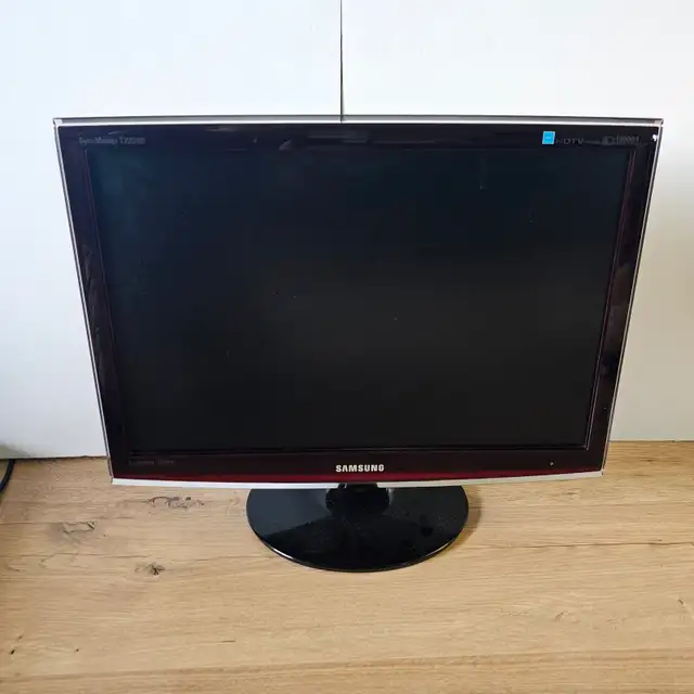 ⭐ Samsung 22" HDTV / LCD Monitor (SyncMaster T220HD) - READ AD