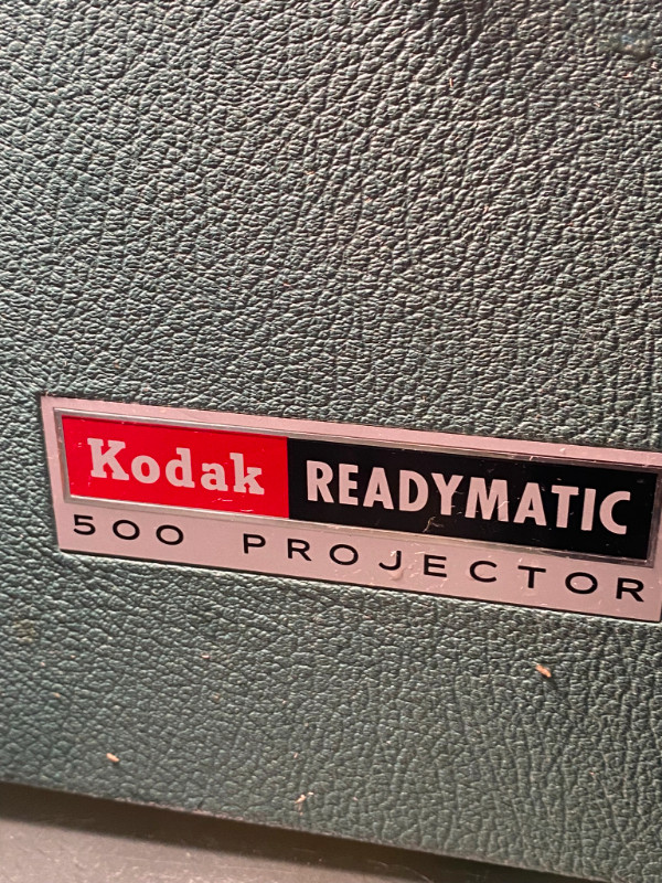 Vintage Kodak Readymatic 500 Slide Projector in Carrying Case . in Arts & Collectibles in Vancouver - Image 2