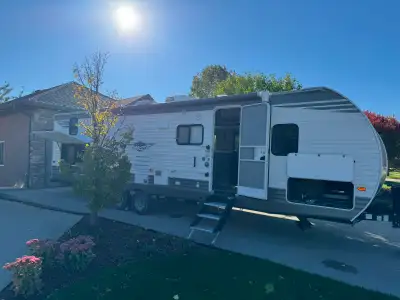 Your perfect family camper! This beautifully maintained, modern bunkhouse trailer features an upgrad...