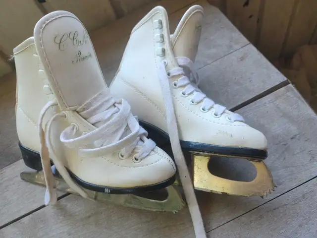 CCM Pirouette girls figure skates Size 13 - 15$OBO in Skates & Blades in Windsor Region - Image 3