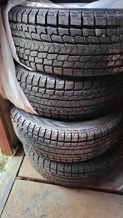 Je vends un ensemble de quatre pneus d'hiver Yokohama 235/65 R17 offrant une excellente adhérence su...