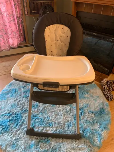 In perfect condition. Ready to use. Converts from high chair to booster seat, to a regular seat or e...