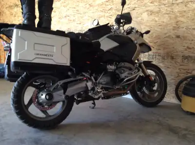 Factory lowered BMW R1200GS Adventure, comes with side cases. New lithium batterie