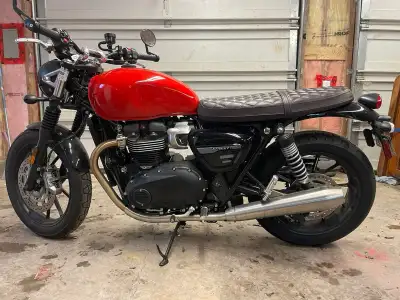 This is a 2022 Triumph Street V twin with very low mileage. Approx 3300 kms. Custom seat and mirrors...