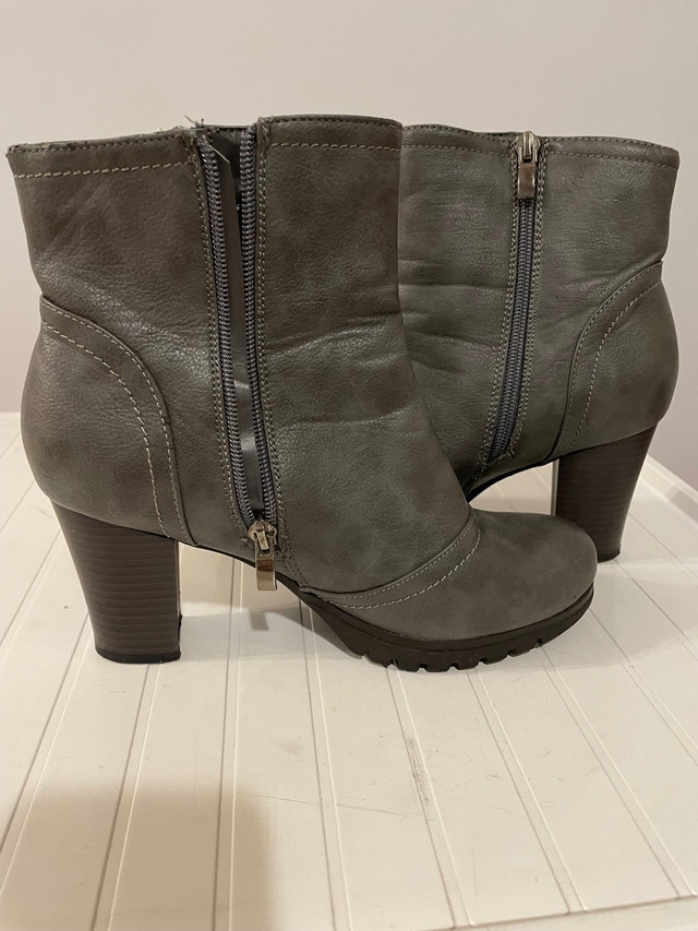 Bottes à talon  dans Femmes - Chaussures  à Drummondville - Image 2