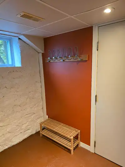 Studio apartment with all new appliances and a separate entrance in Exhibition Park. Walking distanc...