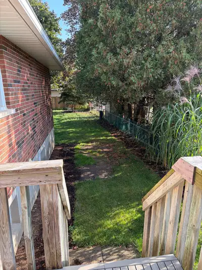 Semi raised bungalow in Birdland Area. With single garage, 2 parking spaces, 3 bedroom, 1.5 bathroom...