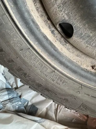 Dunlop Ice Edge Winter Tires on OEM Hyundai Steel Rims – 205/60R16 – Like New Description Set of 4 D...