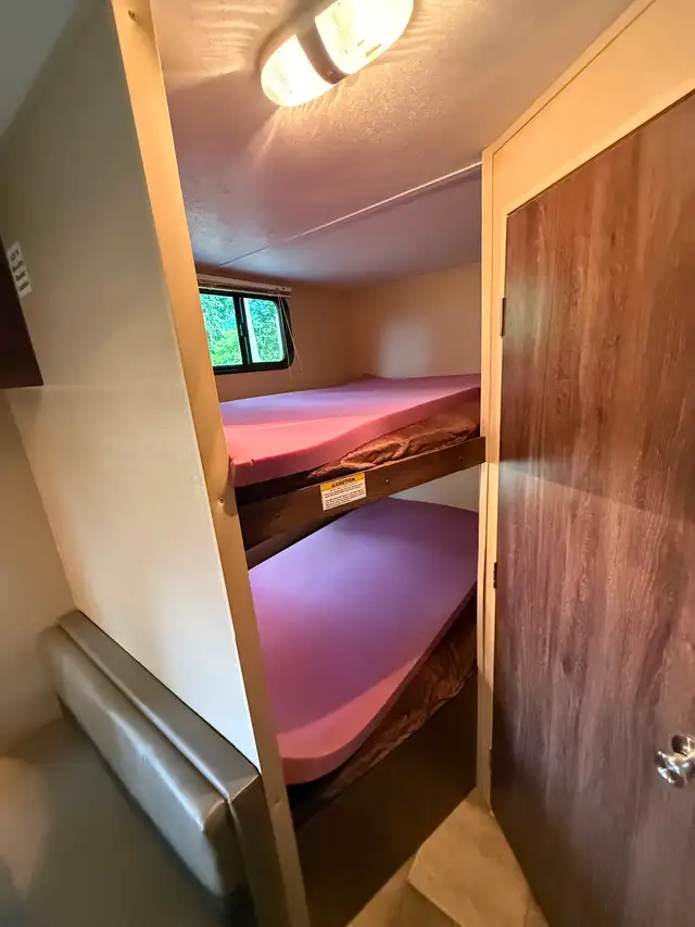 2016 Coleman Lantern Bunkhouse Travel Trailer in Travel Trailers & Campers in Nanaimo - Image 4