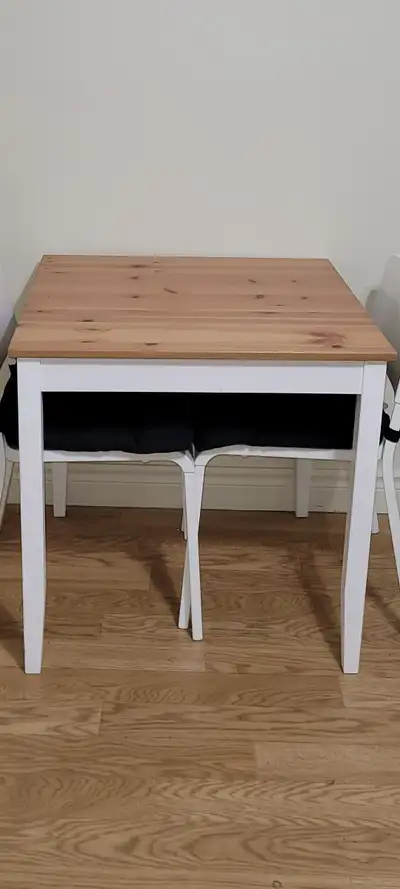 - Table Ikea 29" x 29" x 29 1/2" haut (74 cm x 74 cm x 75 cm). - 2 chaises Ikea avec 2 coussins noir...