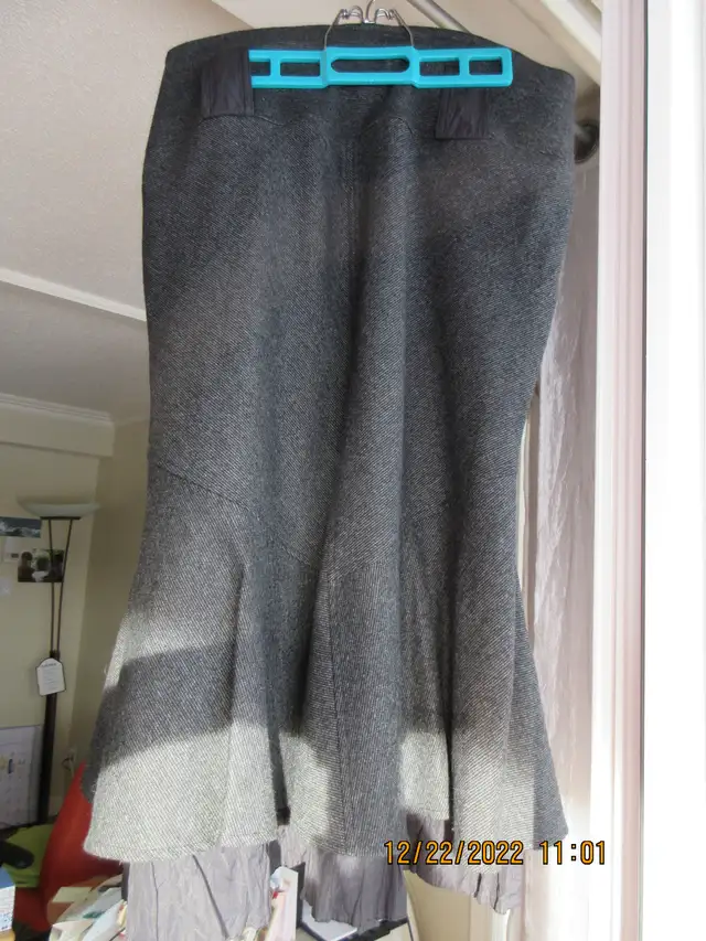 JUPE  GRISE  MI- LONGUE XL in Women's - Dresses & Skirts in Québec City - Image 6