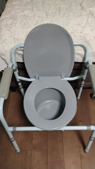 COMMODE FOR SALE IN MISSISSAUGA, ONTARIO CANADA. CASH ONLY. PLEASE CALL (416)526-5540 IF INTERESTED.