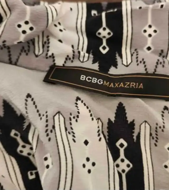 BCBG MAX AZRIA Women's Silk Sleeveless Blouse in Women's - Tops & Outerwear in Oakville / Halton Region - Image 9