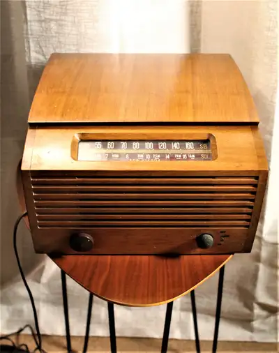 This is the Canadian radiogram model #9Y5S which was made in Montreal. Beautiful wood cabinet with a...