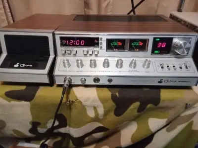 Very prestine radio very clean 9 out of 10 comes with original box/manual/microphone/speaker/Astatic...
