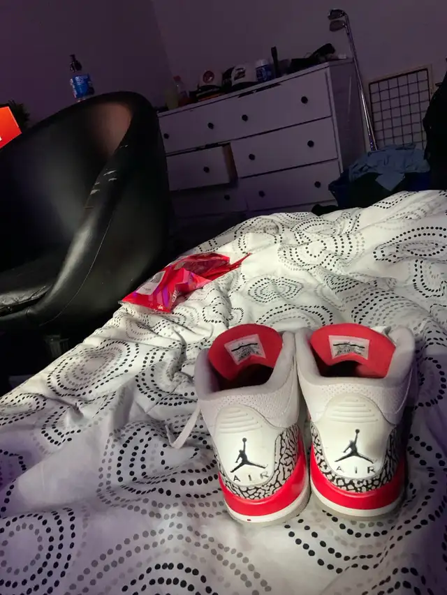 Air Jordan 3 Retro in Men's Shoes in Markham / York Region - Image 3