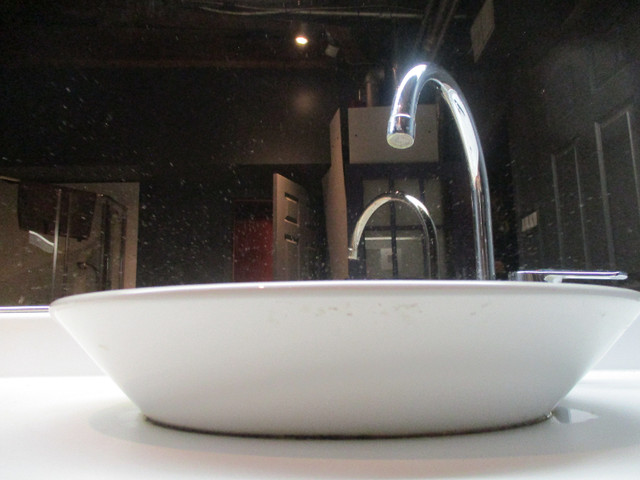 VASQUE LAVABO BLANC KOHLER , MITIGEUR CHROME GROHE dans Plomberie, éviers, toilettes et bains  à Ville de Montréal - Image 2
