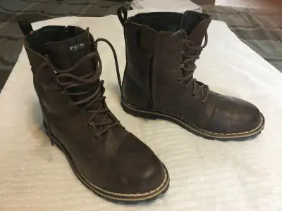 The combat-style Hero 2 Waterproof in brown have a T-DRY membrane, which allows you to wear them thr...
