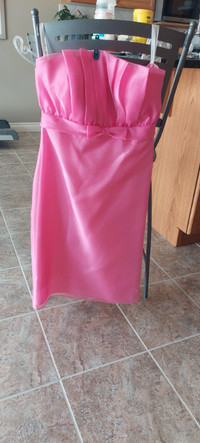Formal grad/bridesmaid short dress like new worn 1 time. Fuchsia
