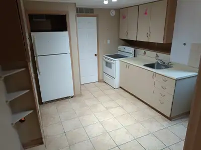 One bedroom basement suite in Woodlawn area of Dartmouth. Large 800 sq .ft., Unfurnished apartment....