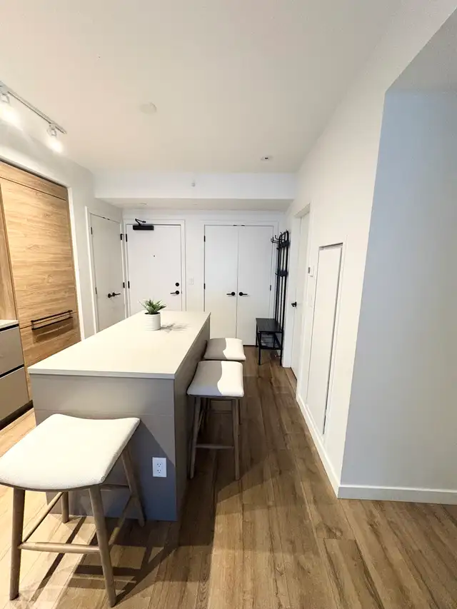Luxury High Rise 1B/1BA - In The Heart Of Surrey Central