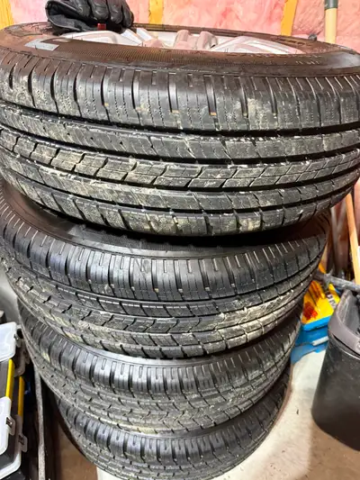 Ovation; Ecovision grandeur 245/70R17 neuf on sevi pour me rendre chez concessionaire Et Mag pour Fo...
