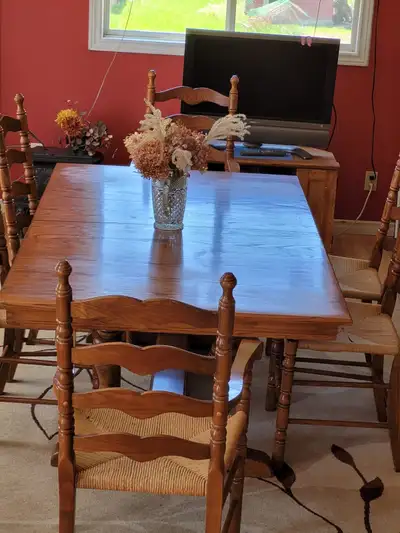 OAK DINING TABLE AND 6 CHAIRS IN EXCELLENT CONDITION, View more