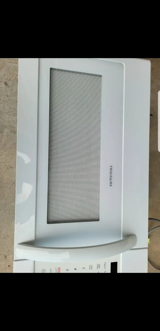 Over the range microwave with an internal fan FRIGIDAIRE in Microwaves & Cookers in Mississauga / Peel Region - Image 2