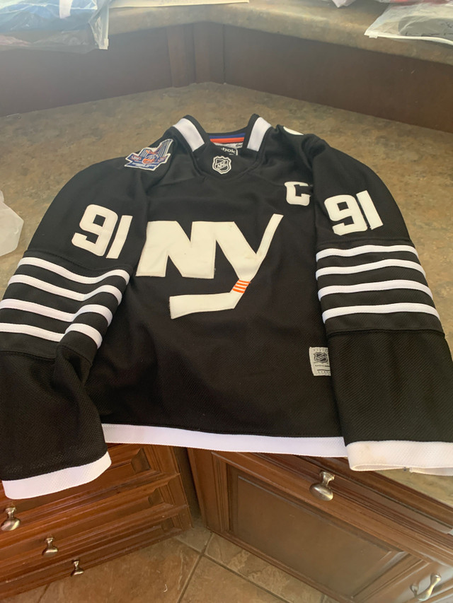 New York Islanders youth small Tavares jersey  in Arts & Collectibles in St. Catharines - Image 2