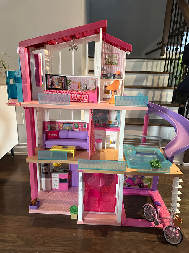Barbie doll house  in Toys & Games in Markham / York Region