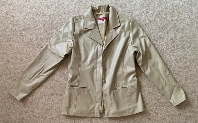 Women’s jacket in Women's - Tops & Outerwear in Oakville / Halton Region - Image 2