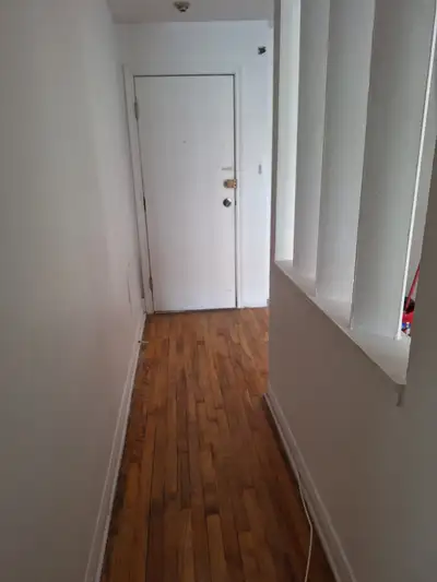 1 x 3 1/2 Appartement situé au sous-sol dans un immeuble de 8 logements. 1x 3 1/2 dans un immeuble d...