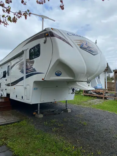 Très belle Fifth Wheels familiale et spacieuse pouvant coucher 7 personnes, très bien équipée avec r...