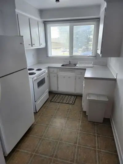 Lasalle Grand 3 ½ disponible pour juillet.