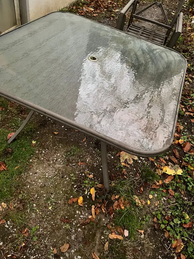 Patio Table and 4 chairs in Patio & Garden Furniture in Kingston - Image 5