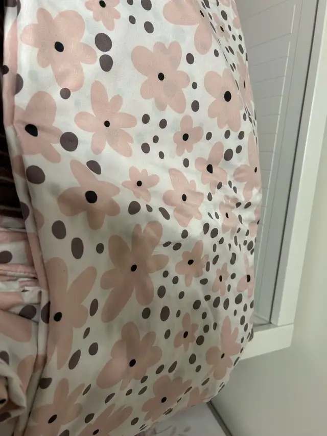 Floral Bedding set - Pink Flower & Dot Print (King size) in Bedding in Mississauga / Peel Region - Image 4