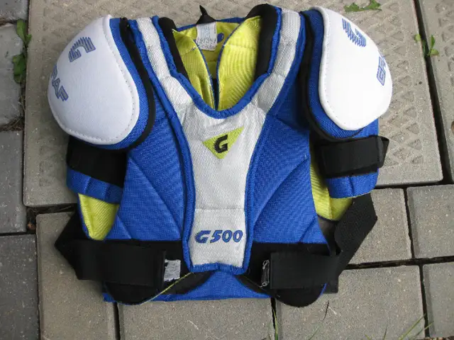 JUNIOR / YOUTH HOCKEY EQUIPMENT SHOULDER PADS PANTS HELMET GC in Hockey in Winnipeg - Image 7