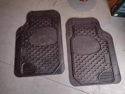 Tapis d'auto, la paire pour seulement 15$, neuf. Format universel. 2 photos pour voir dessus et dess...