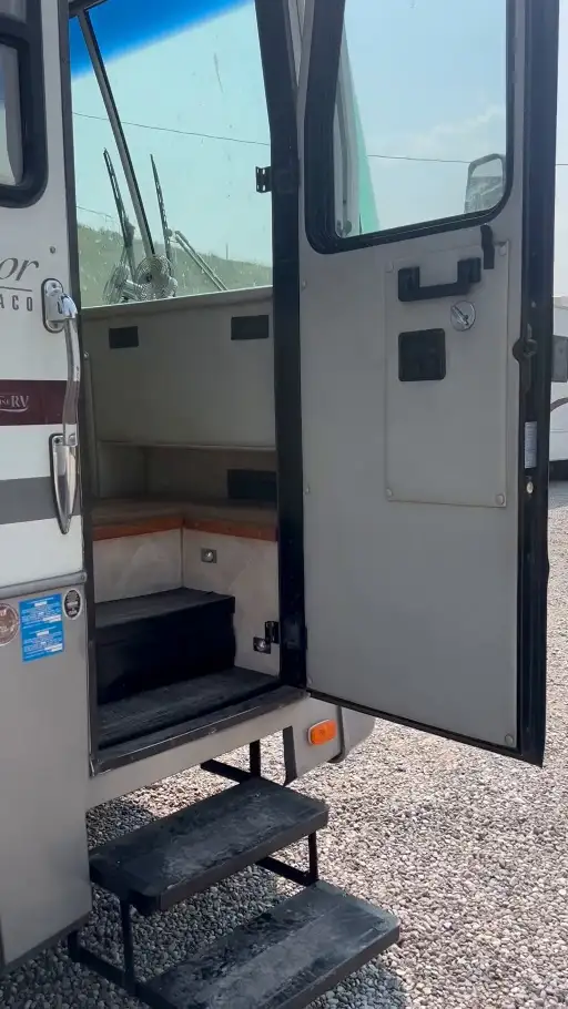 1998 Monaco Diplomat 38’ Diesel Class A Motorhome in RVs & Motorhomes in Lethbridge - Image 11