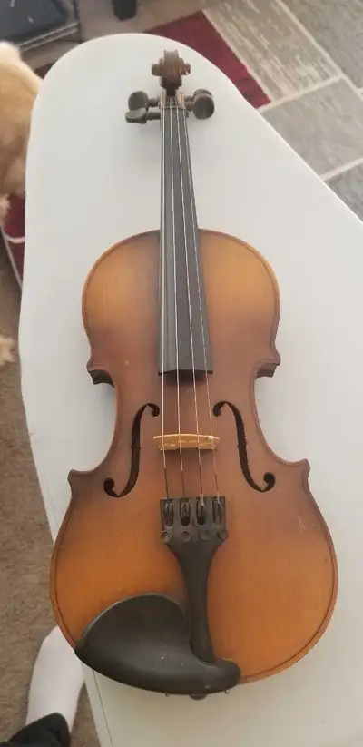 I'm selling a used Tara by Rosetti violin, a classic instrument perfect for beginners or seasoned mu...