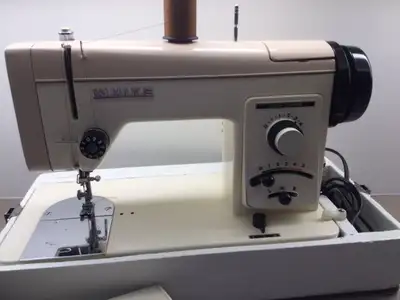 Machine à coudre WHITE modèle 268 vintage, très solide. Point droit et zigzag. En bonne condition et...