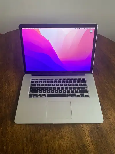 Je parle français aussi ! 15 inch screen 2.5GHZ i7 16gb RAM 1tb SSD 132 battery cycle Fully working...