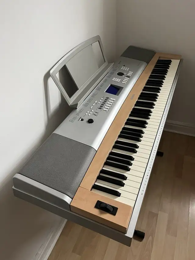 YAMAHA GRAND PIANO DGX-620 in Pianos & Keyboards in City of Toronto - Image 5