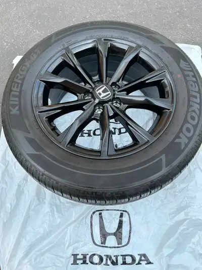 Selling 2025 Honda CR-V NEW Hankook all season tires ( made in late 2024) on Honda Factory Alloy rim...