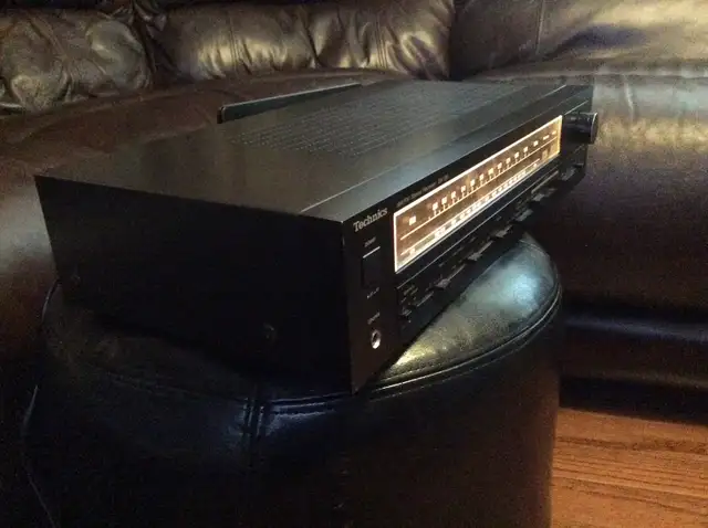 VINTAGE TECHNICS SA 130 AM FM STEREO RECEIVER AMPLIFIER in Stereo Systems & Home Theatre in City of Toronto - Image 8
