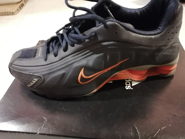 Nike Shox R4 301 Dark BLue Orange Running Shoes - Men's Size 9 in Men's Shoes in Markham / York Region - Image 2